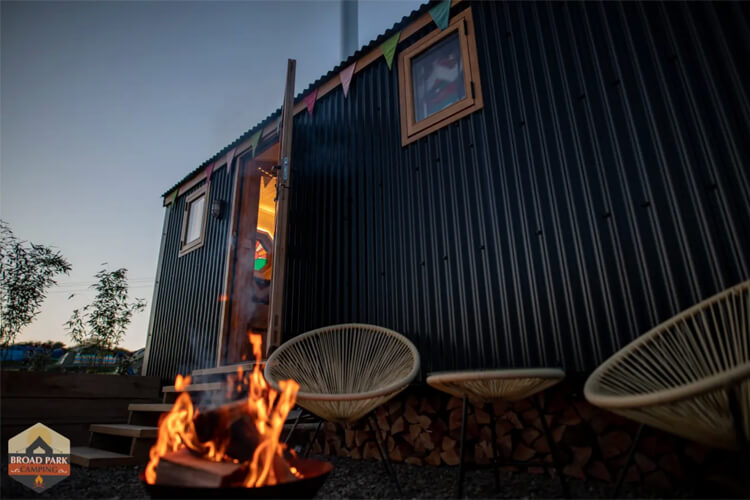 Broad Park Glamping - Image 1 - UK Tourism Online