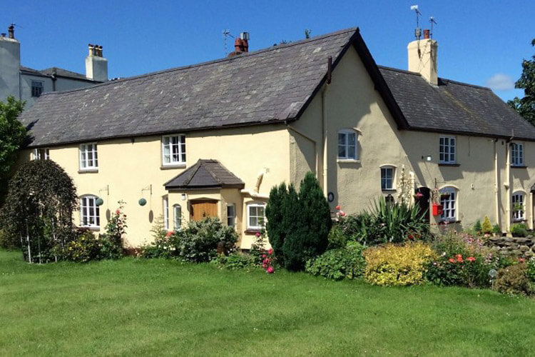 Oakenholt Farm Bed and Breakfast - Image 1 - UK Tourism Online