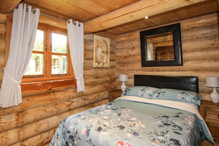 Cedar Log Cabin - Image 4 - UK Tourism Online